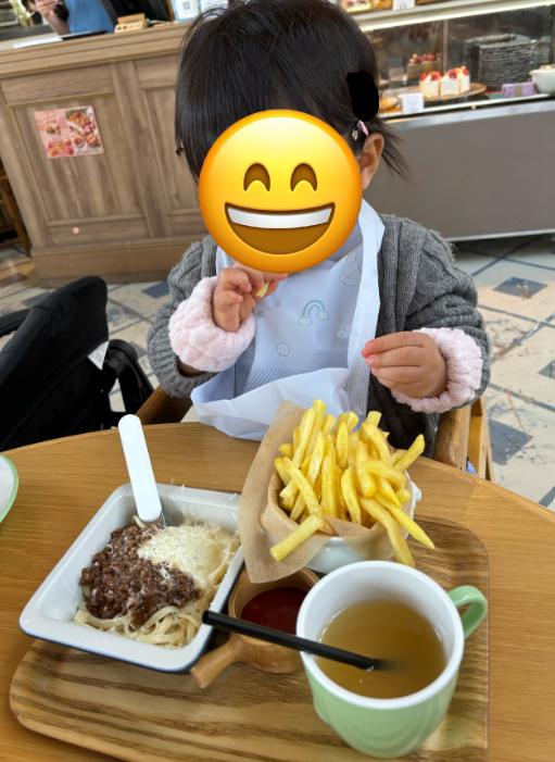 TOOTH TOOTH FISH IN THE FORESTのランチセットを食べる娘