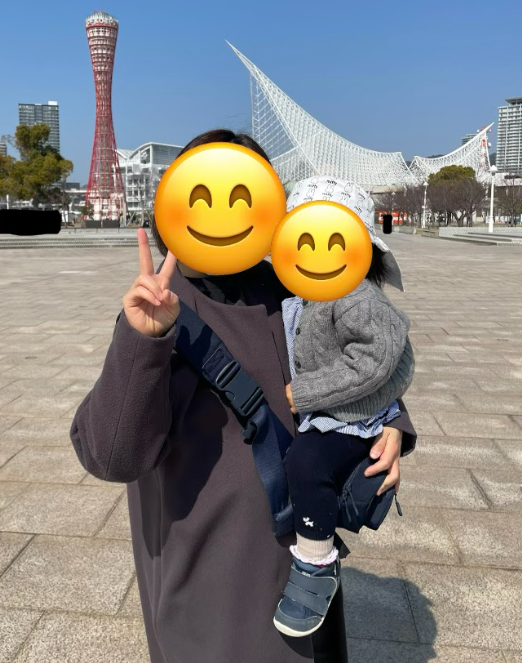 ヒップシートに座る娘