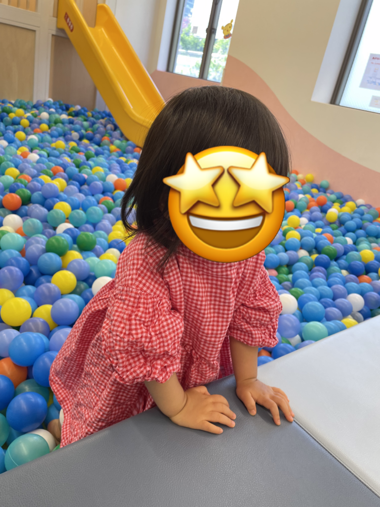 こべっこあそびひろばではしゃぐ娘①