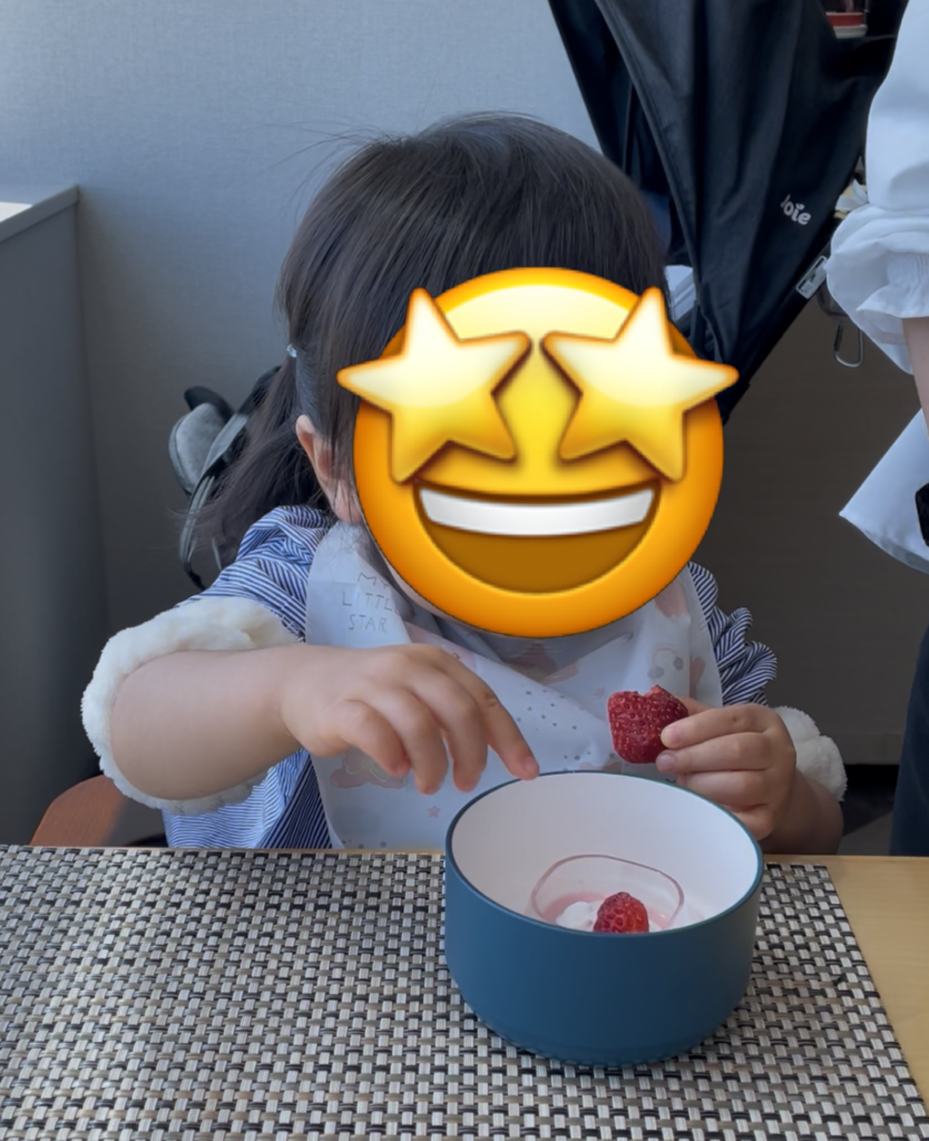 いちごのスイーツを夢中で食べる娘