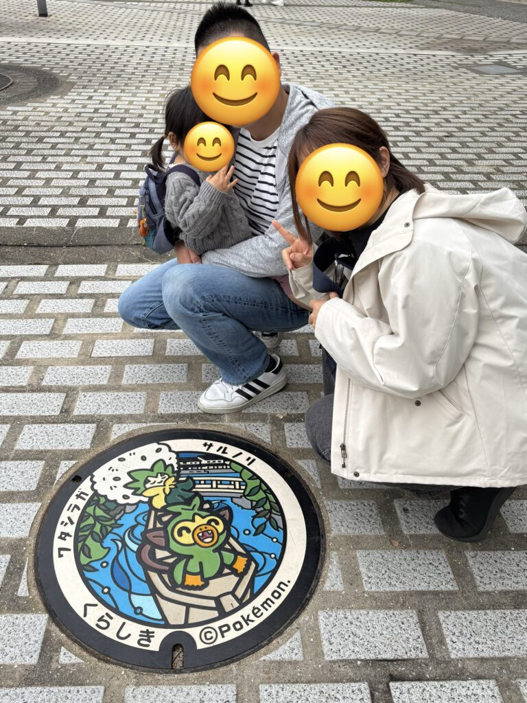 倉敷美観地区のポケふた「サルノリとワタシラガ」