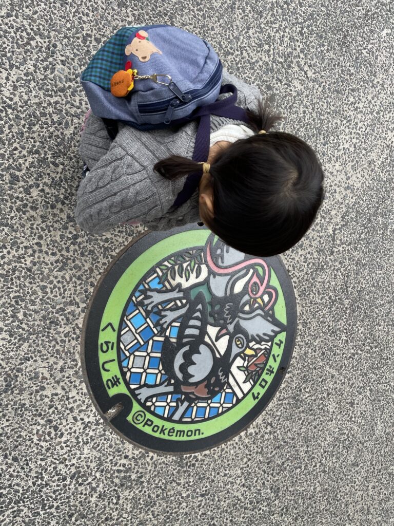 倉敷美観地区のポケふた「ケンホロウ」