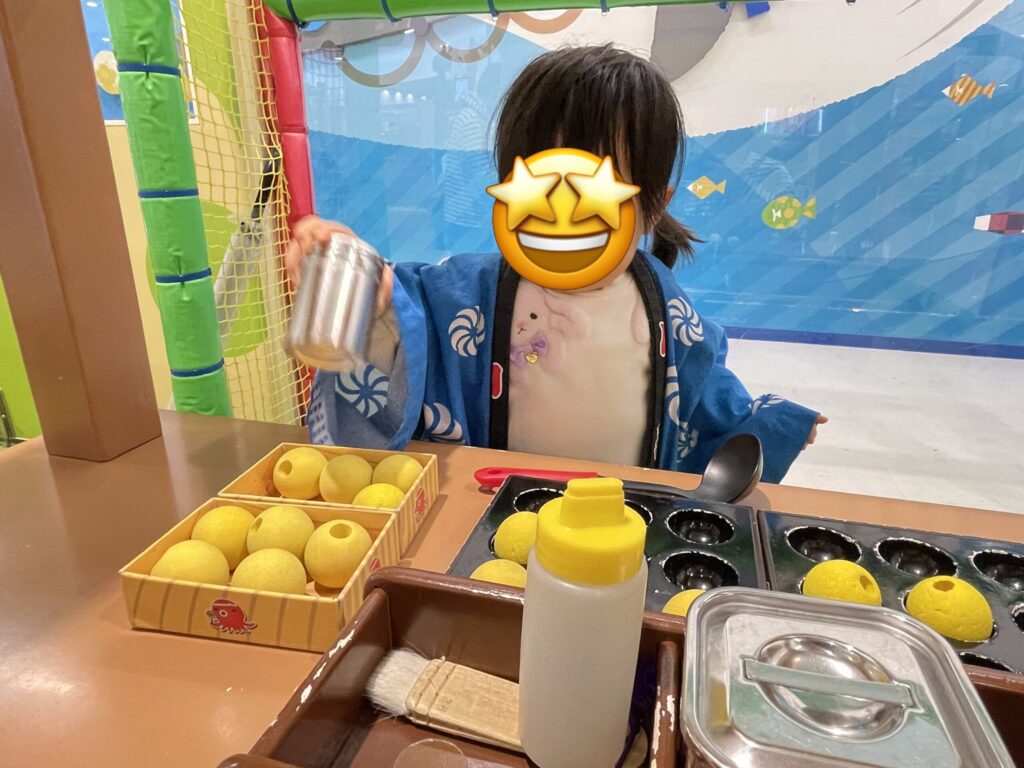 スキッズガーデン岡山でたこ焼き屋さんごっこをする様子