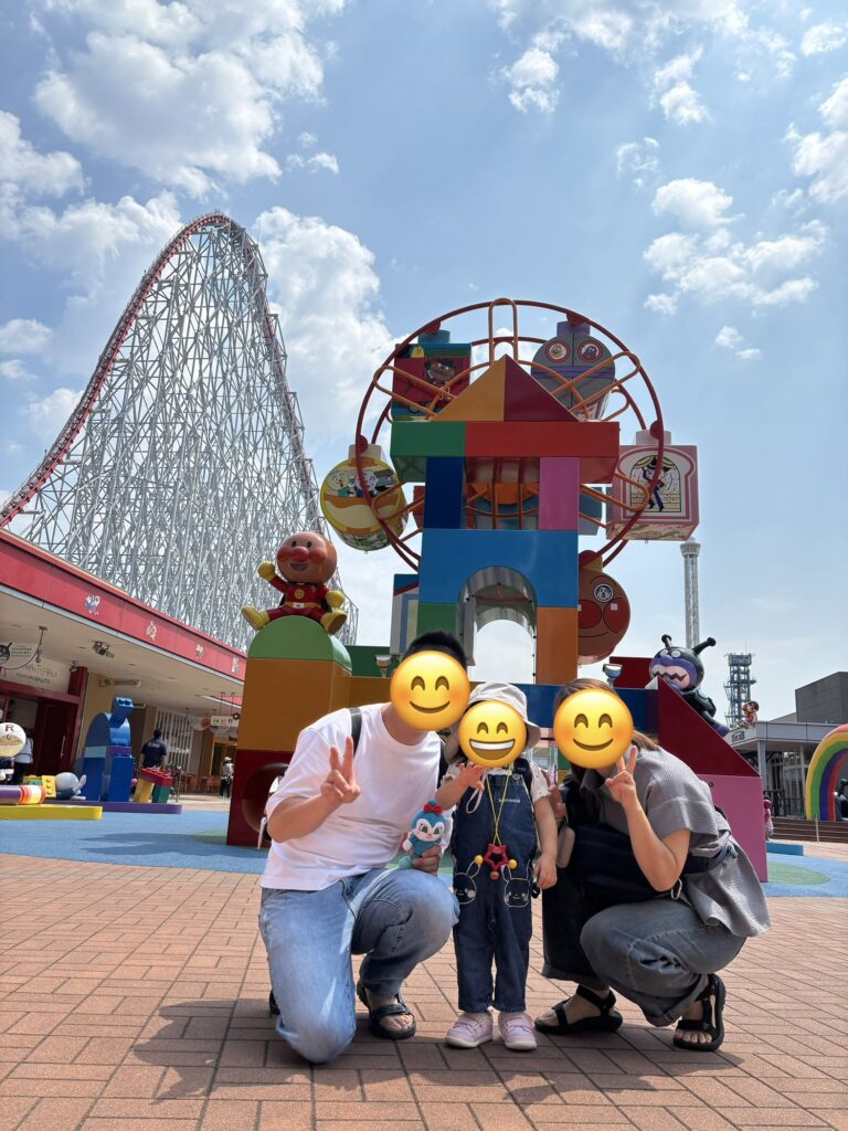 アンパンマンミュージアムに入園した直後の家族写真