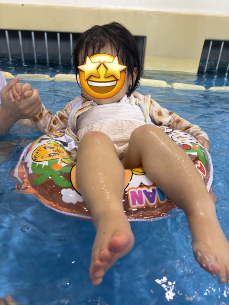 波が出るプールを楽しむ娘