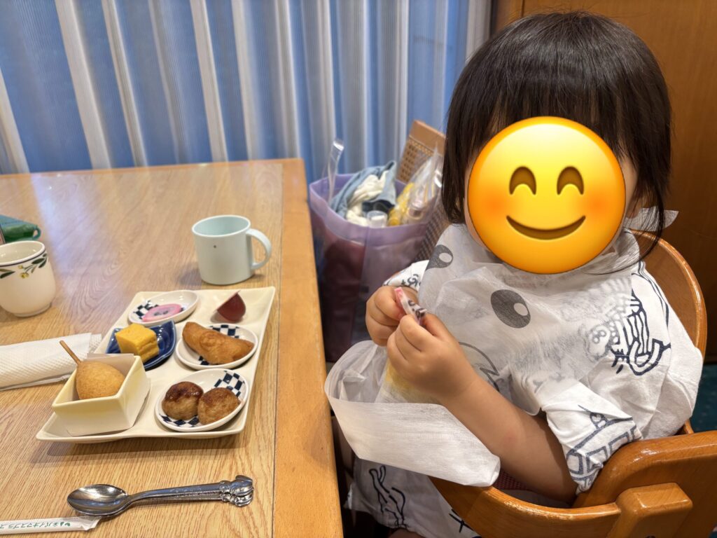 美味しいものを食べて満足そうな娘