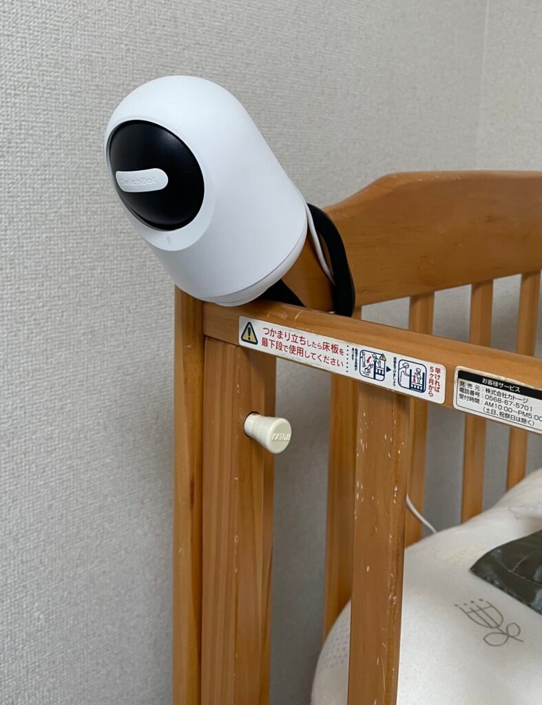 ベッド横のベビーベッドに設置したSwitchBotの見守りカメラ
