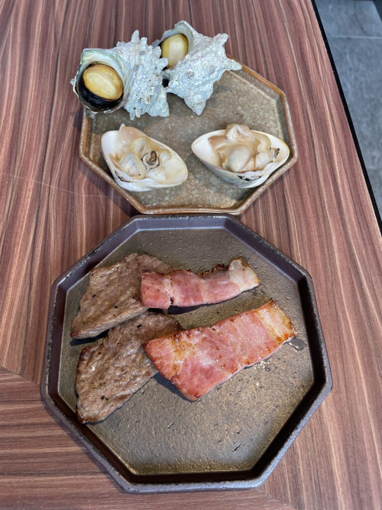 焼きあがったサザエやハマグリ、お肉