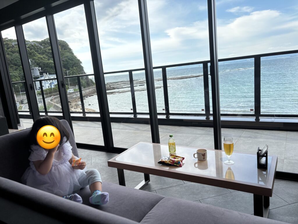 ラウンジでゆっくりする娘