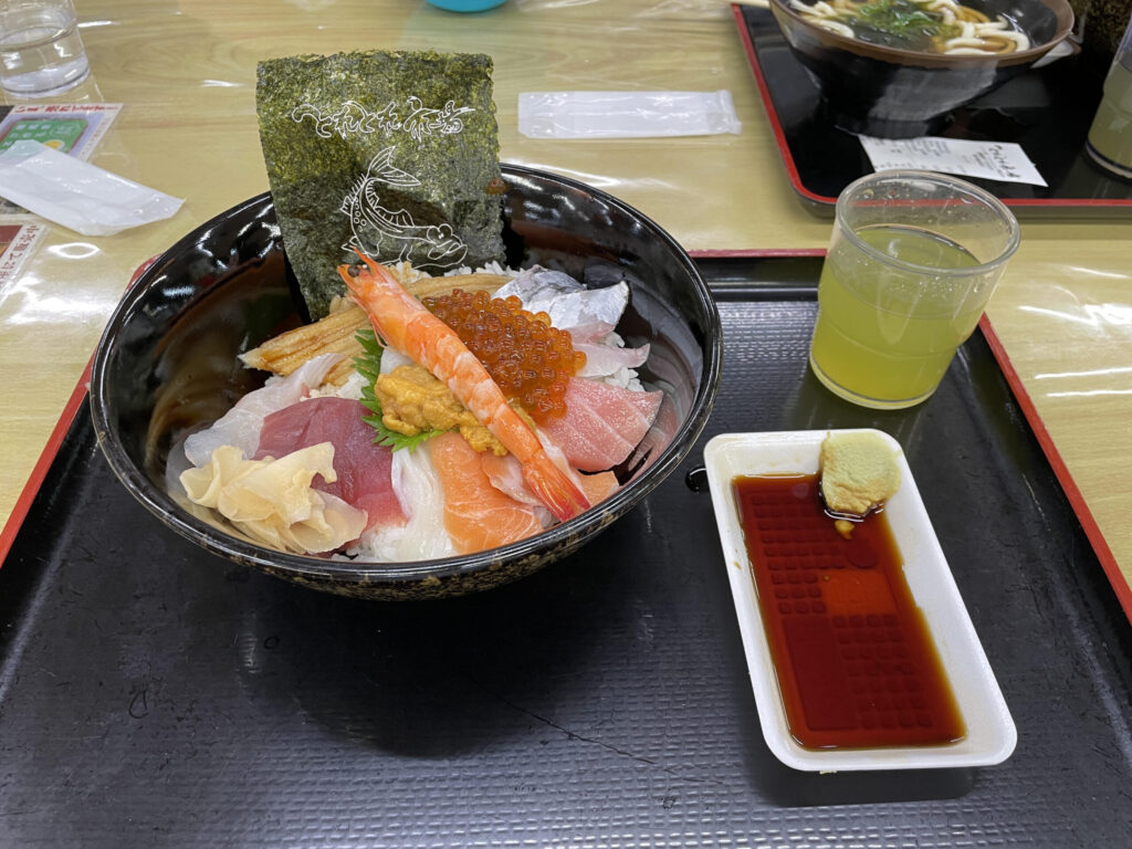 とれとれ市場での夕食（海鮮丼）