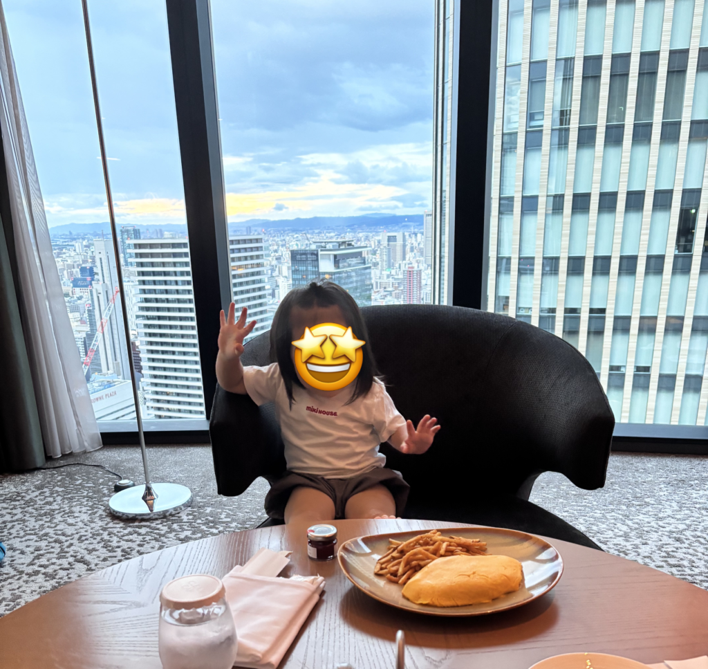 オムライスを見てテンションがあがる娘