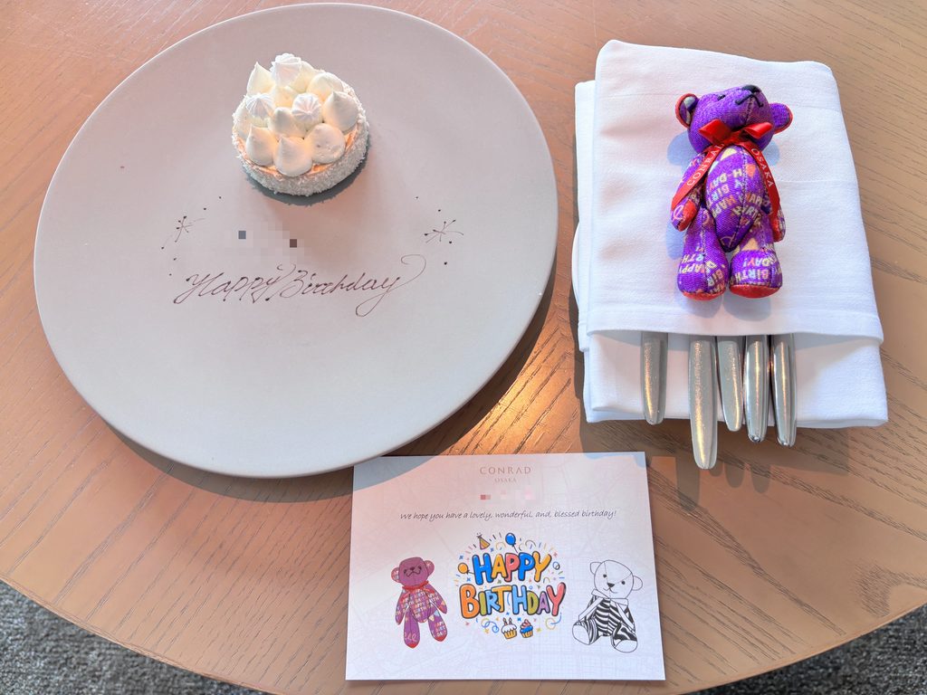 娘の誕生日祝いにご用意いただいたメッセージカードとケーキとコンラッドベア