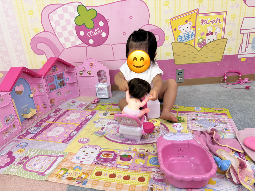 メルちゃんのお世話セットのお風呂で遊ぶ子供