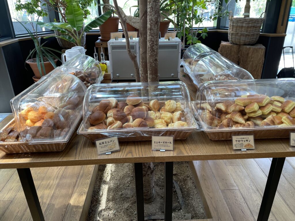 「食べる植物園」の食べ放題のパンビュッフェの写真①