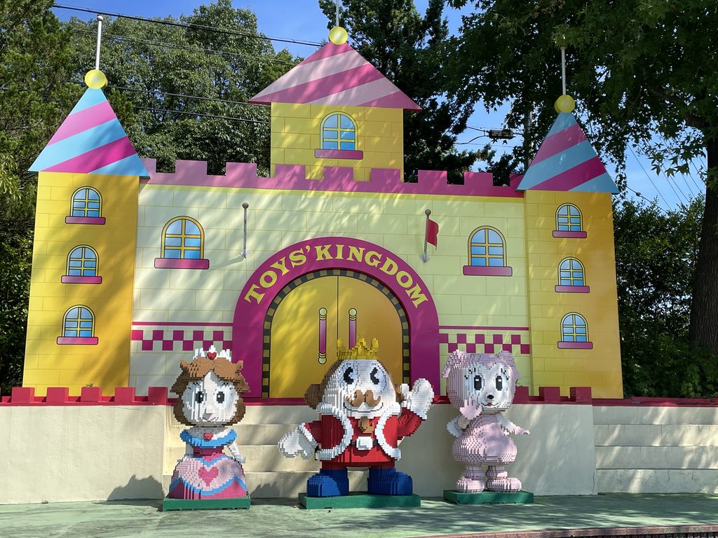 東条湖おもちゃ王国の入口にある「TOYS' KINGDOM」の城とキャラクター像