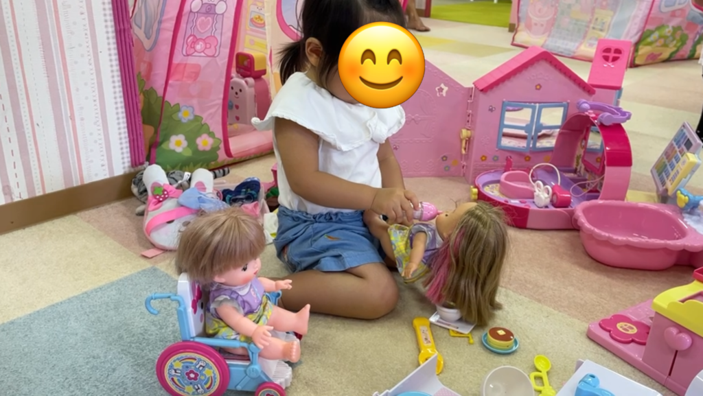 メルちゃんのおへやで人形遊びをする子供