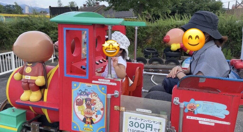アンパンマンの列車を楽しむ娘