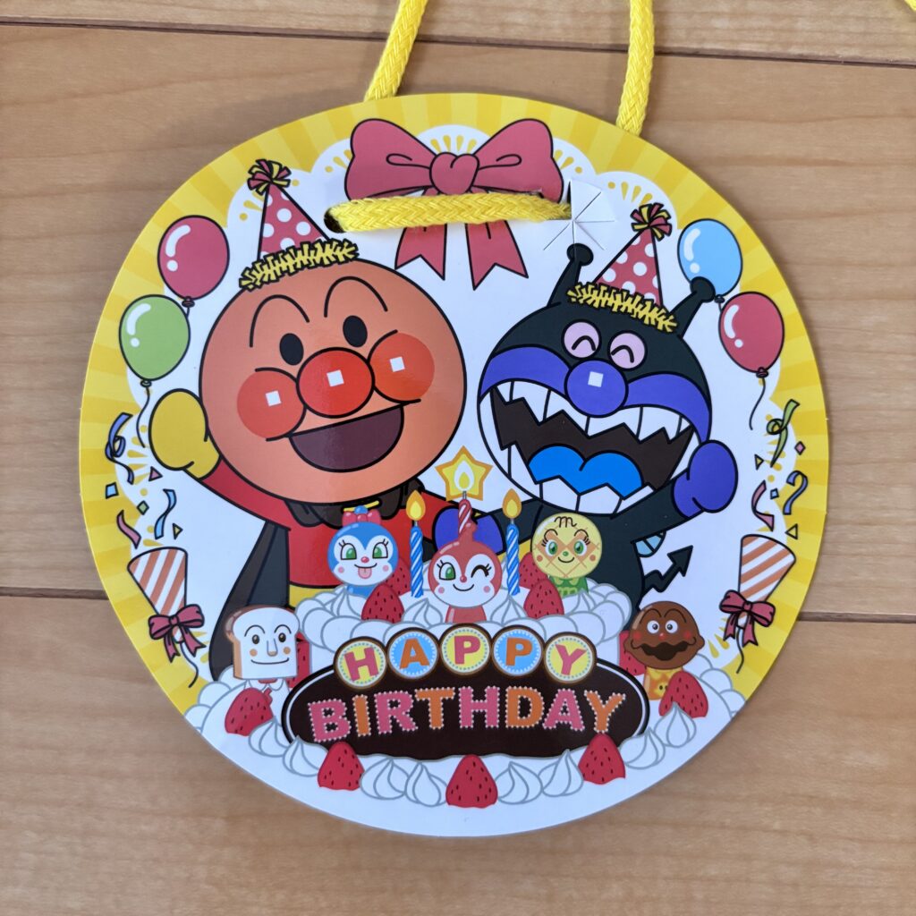 「HAPPY BIRTHDAY」と書かれた可愛いメダル