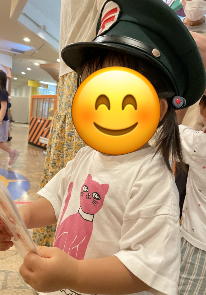 郵便屋さんの帽子をかぶって遊ぶ娘