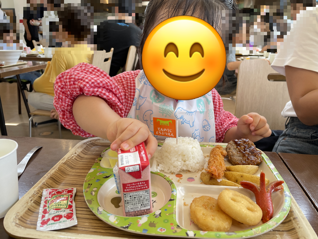 キッズプレートを食べる娘
