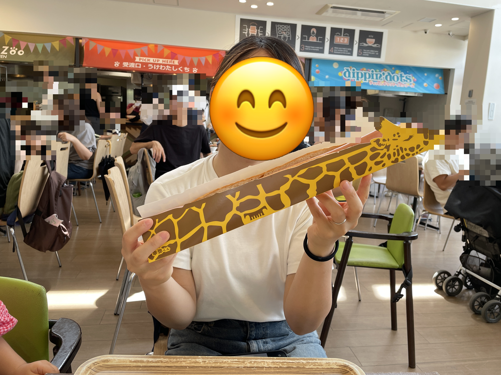 きりんドッグを手に持つ様子