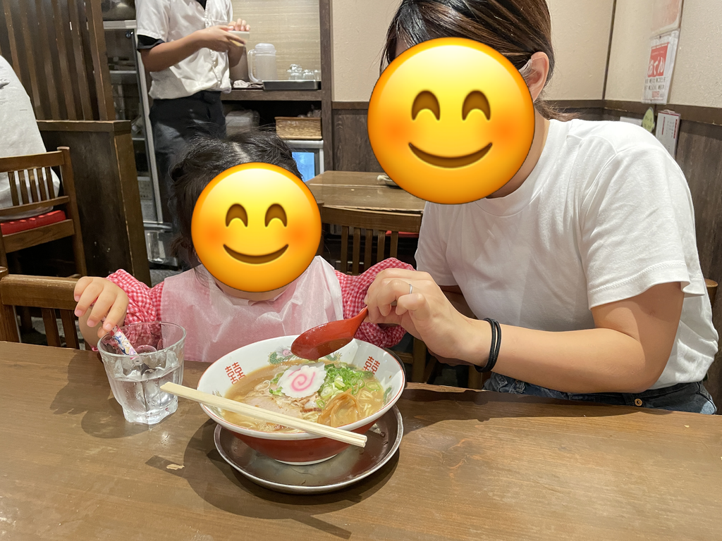 丸美商店の和歌山ラーメンを家族で食べる様子