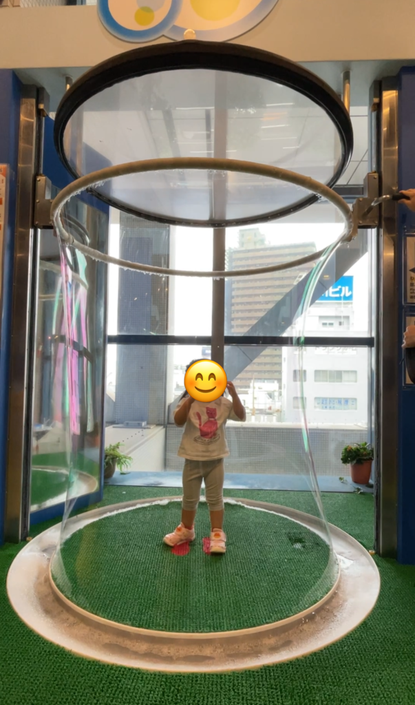 キッズプラザ大阪の人が入れるシャボン玉体験