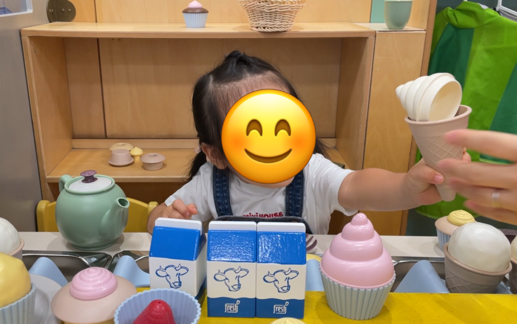 アイスクリーム屋さんごっこで接客する娘
