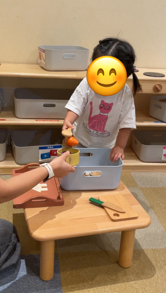 おままごとコーナーで遊ぶ娘
