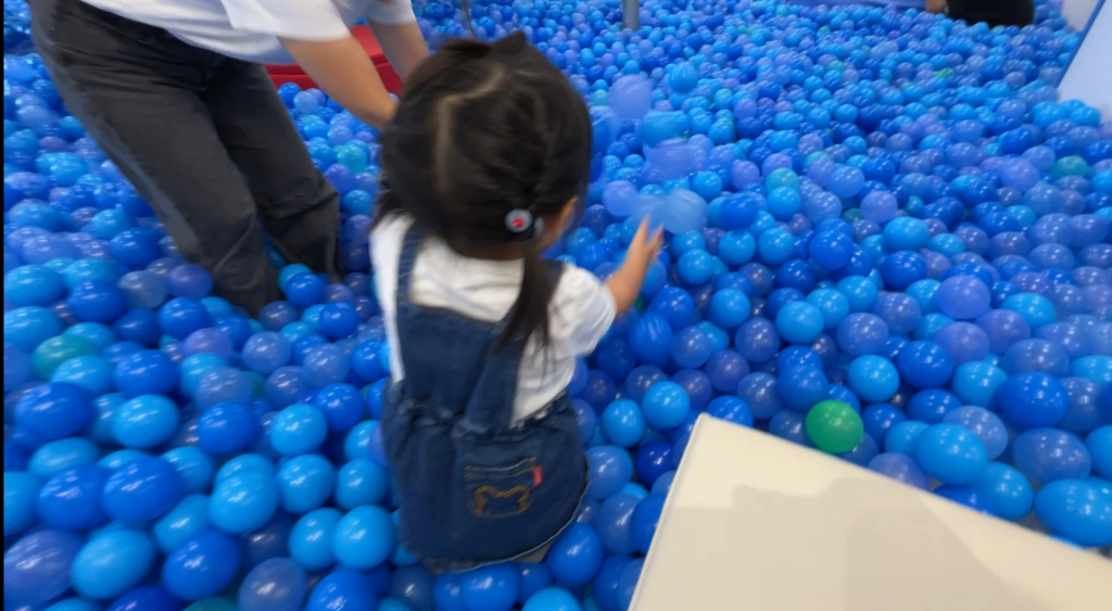 ボールプールで遊ぶ2歳の娘