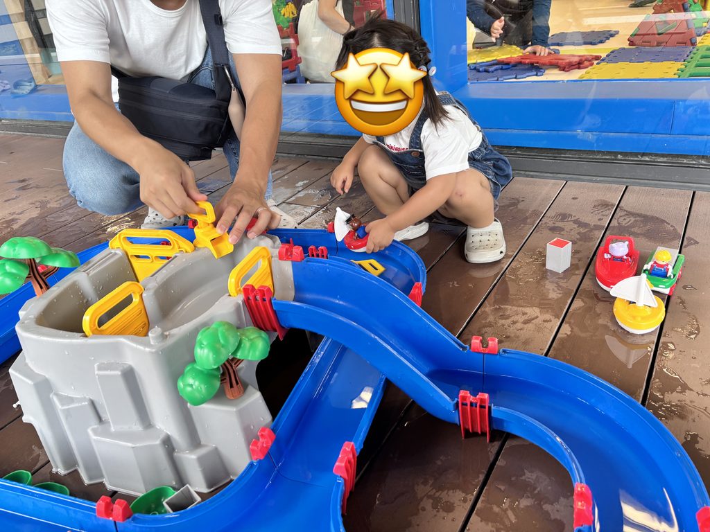 水遊びコーナーで遊ぶ娘